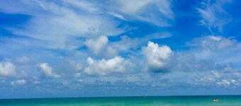 Pass-a-Grille Beach Getaway| Walkable| Bikes +Gear