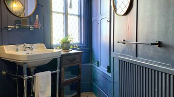 Combined shower/bathtub, hair dryer, towels, soap