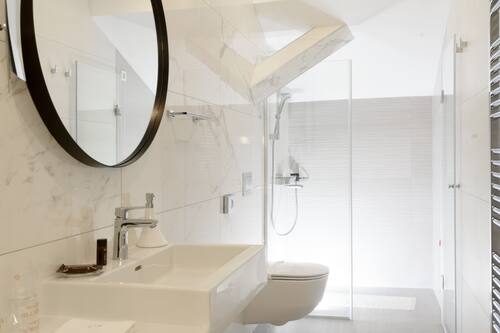 Suite estudio ejecutiva | Baño | Amenidades de baño gratuitas, secadora de cabello, batas, pantuflas