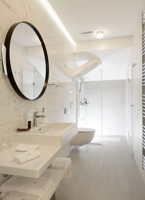 Suite estudio ejecutiva | Baño | Amenidades de baño gratuitas, secadora de cabello, batas, pantuflas 