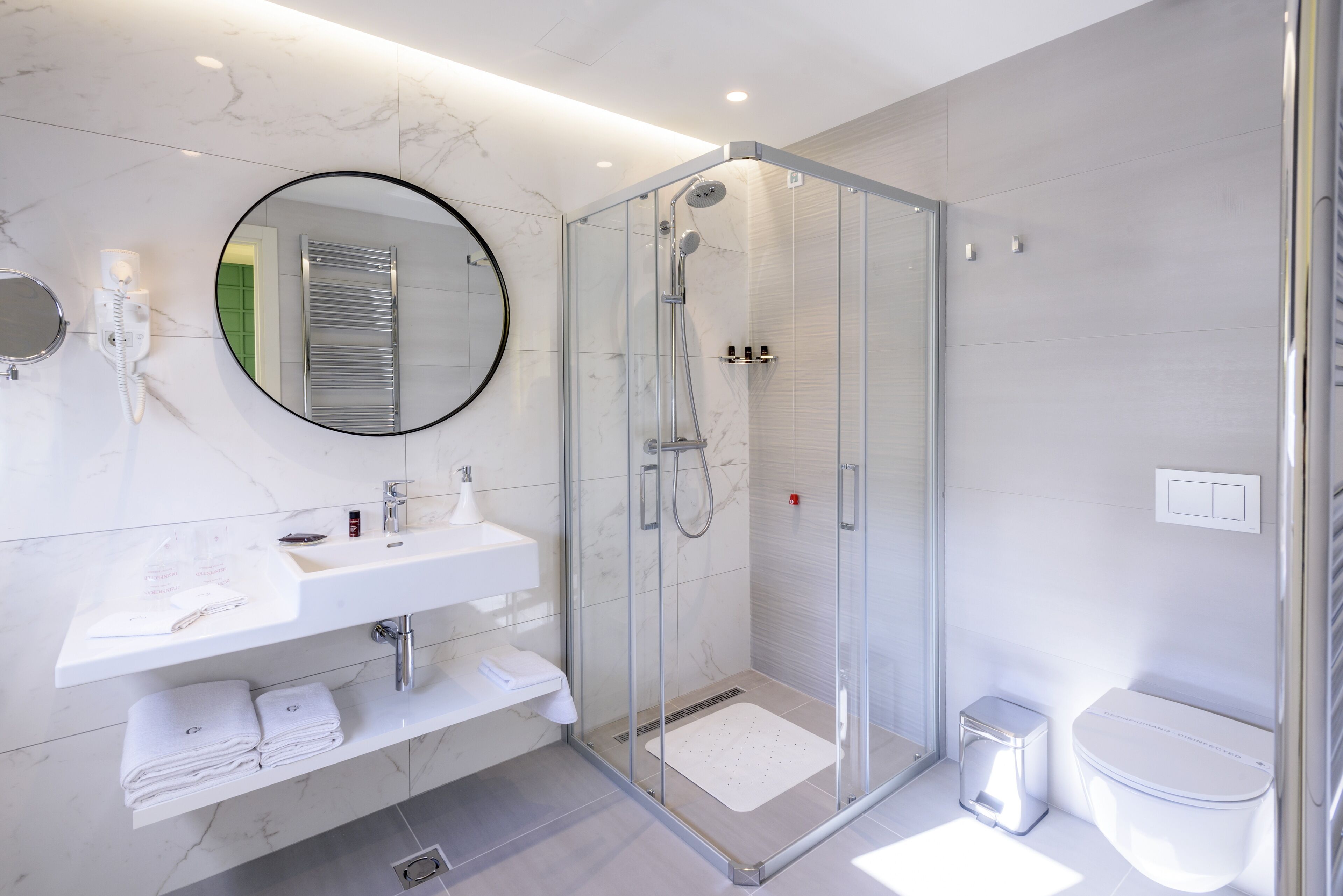 comfort double room | bathroom shower