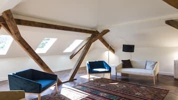 Executive Studio Suite | Minibar, in-room safe, individually furnished, desk