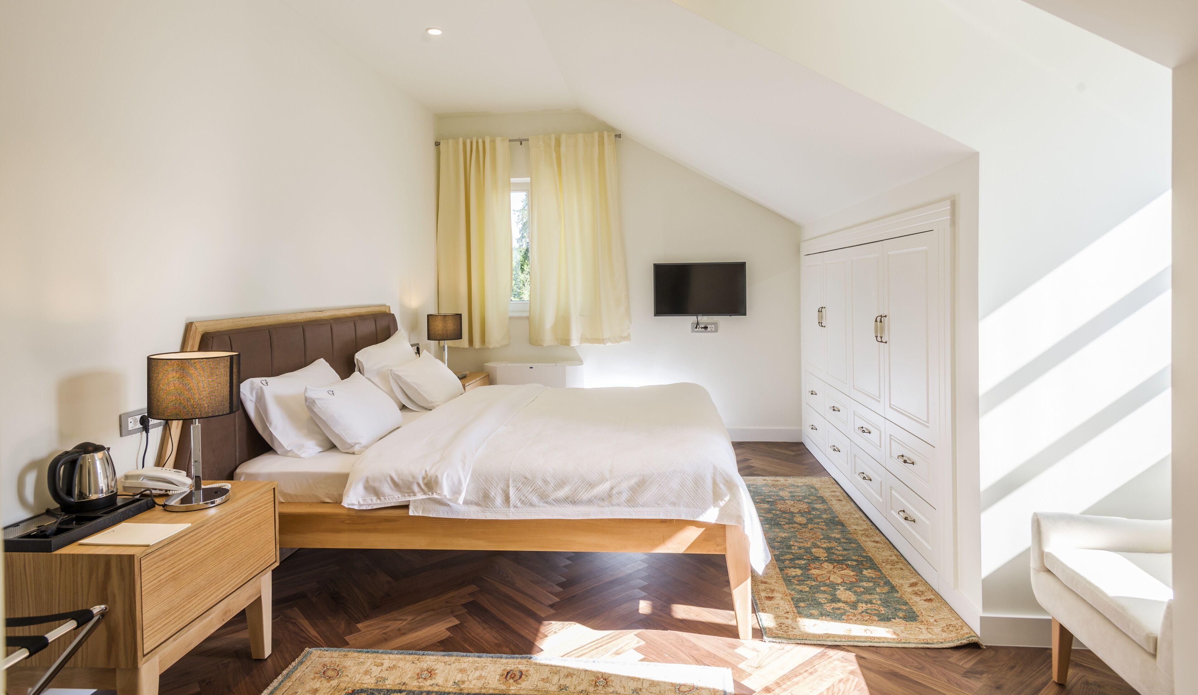 classic double room | minibar, in-room safe, individually furnished, desk