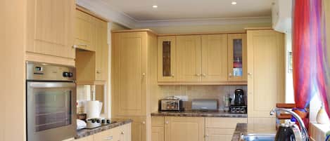 Dishwasher, cookware/dishes/utensils