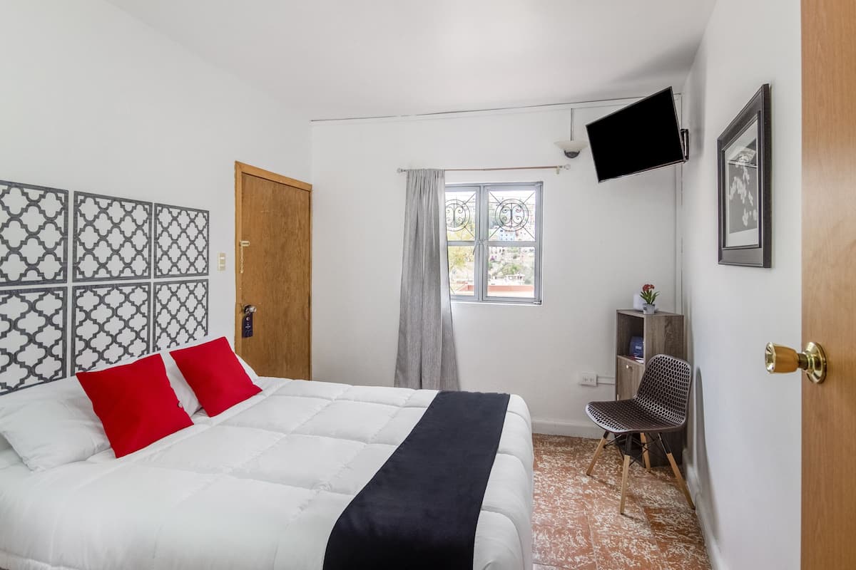 Standaard kamer, uitzicht op stad | 1 slaapkamer, een kluis op de kamer, een laptopwerkplek