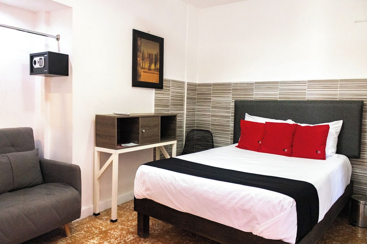 Standard room with Sofa Bed | Coffre-fort, espace de travail pour ordinateurs portables
