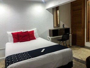 Superior kamer | Een kluis op de kamer, een laptopwerkplek, een strijkplank/strijkijzer