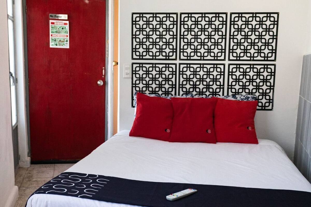 Chambre de base | Coffre-fort, espace de travail pour ordinateurs portables