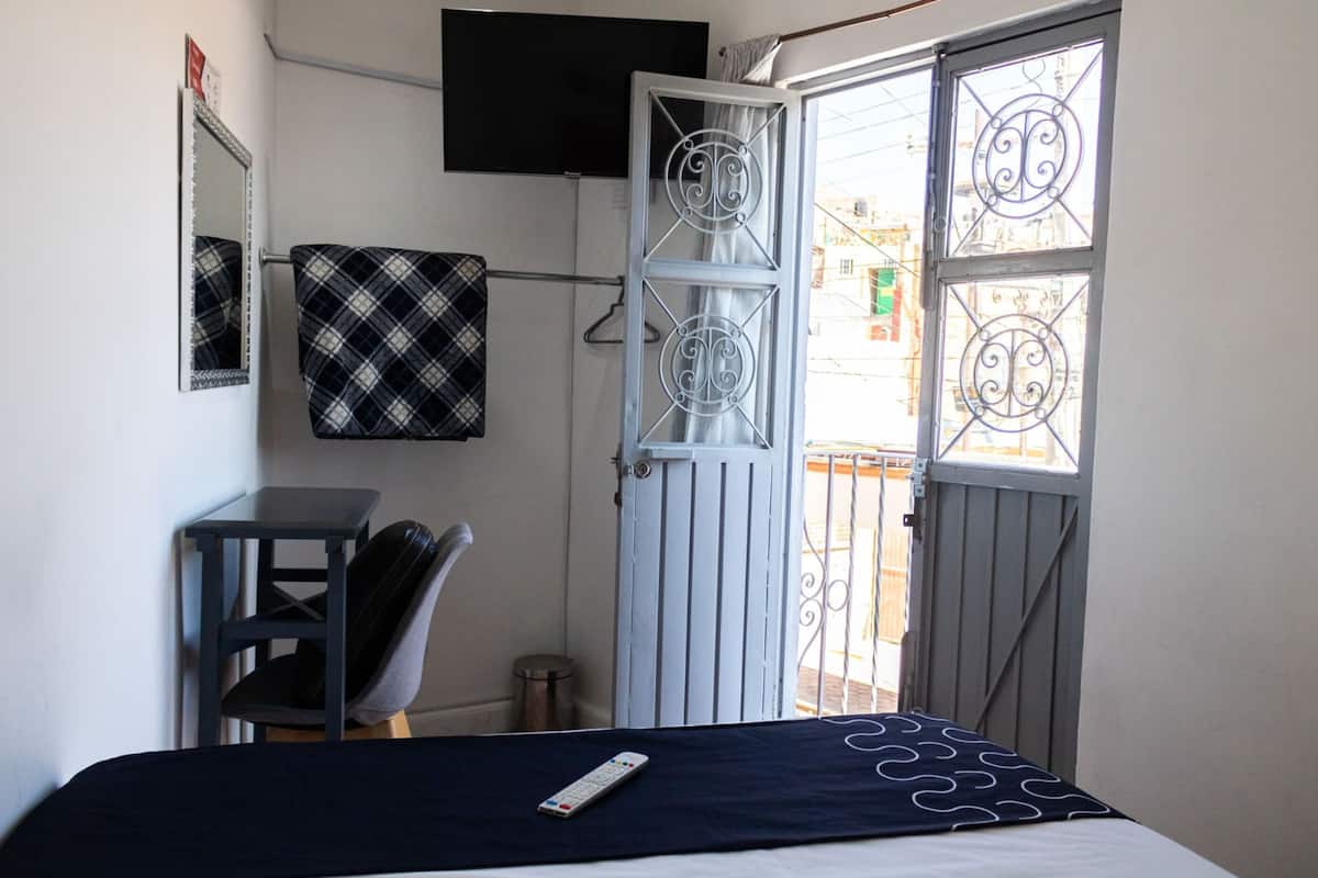 Superior Room with balcony | Coffre-fort, espace de travail pour ordinateurs portables
