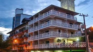 Fachada da propriedade à noite