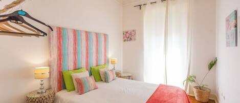 1 habitación, tabla de planchar con plancha, internet y ropa de cama