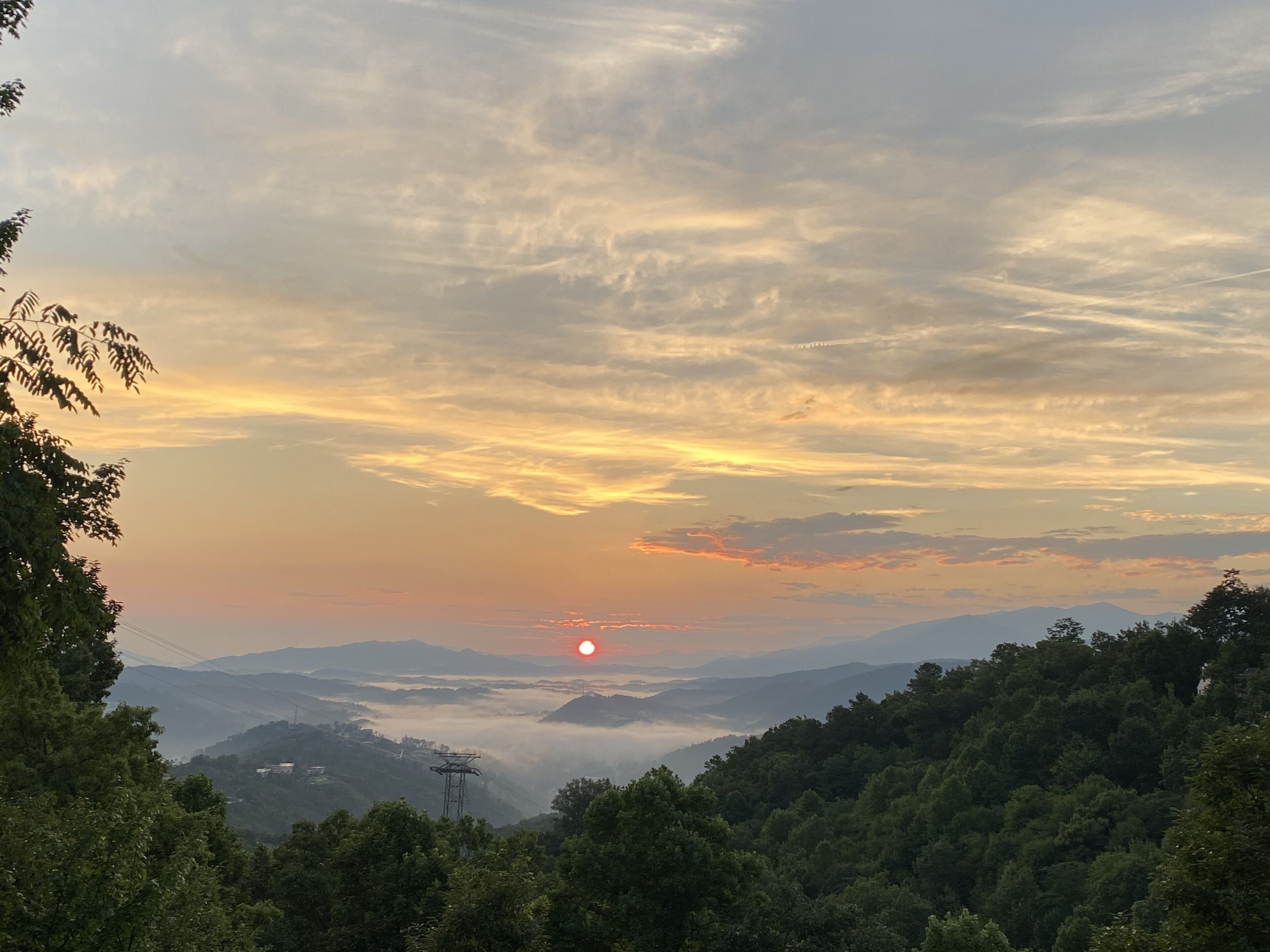  HotTub -  Fireplace - Private - Cozy & Clean - 5 minutes to Gatlinburg & GSMNP