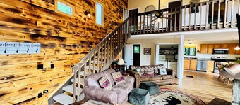 Endless Mountain Views - HotTub - Fireplace - Private - 5 minutes to G’burg & NP