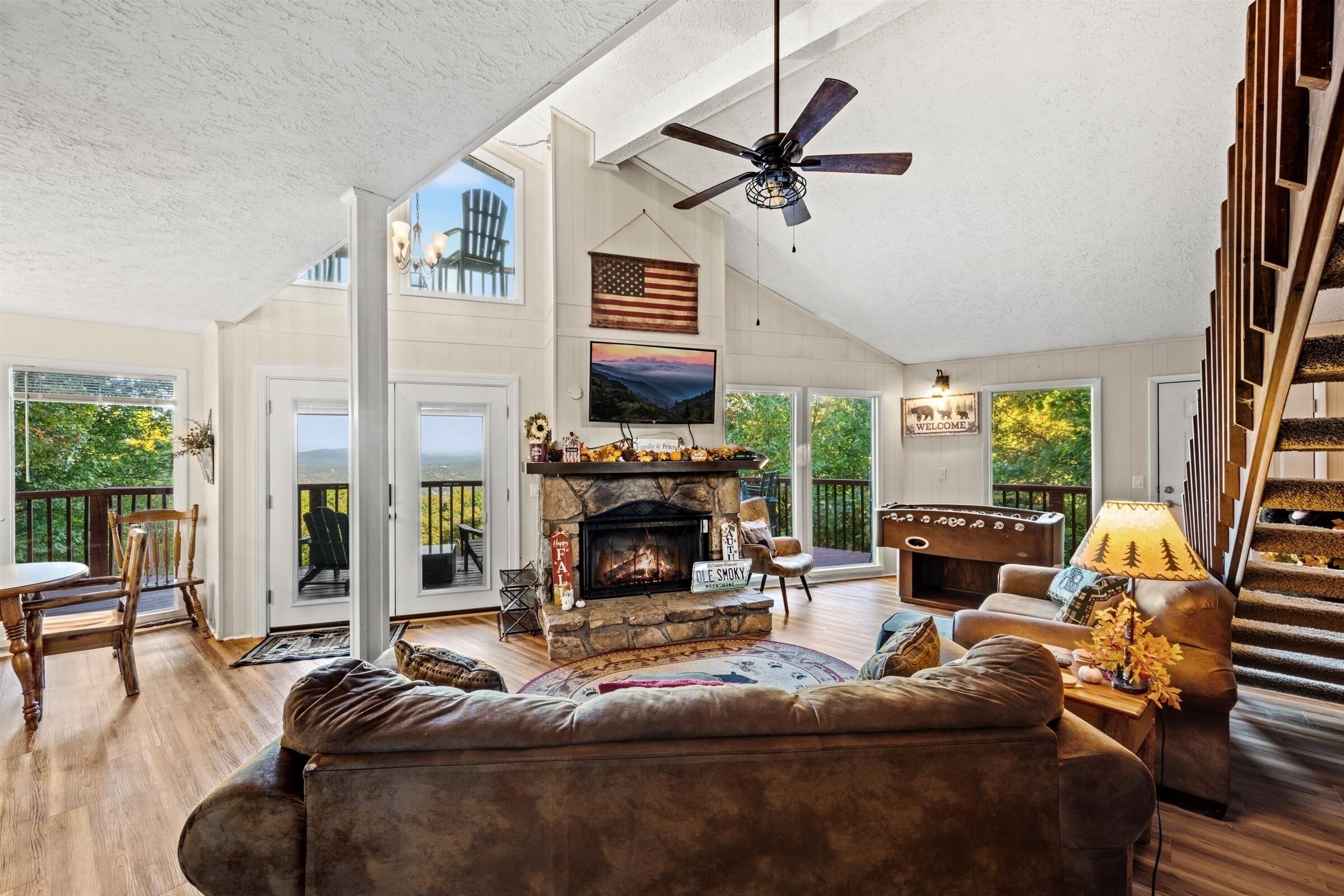 Älytelevisio, takka, DVD-soitin, pöytäjalkapallopöytä