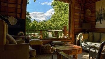 Una televisión, una chimenea, libros, un reproductor estéreo