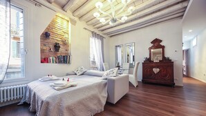 A bedroom with a bed, a dresser, a mirror, and a bookshelf. - SARA'S LUXURY HOME 5 minutes from St Mark's Square (Venice)