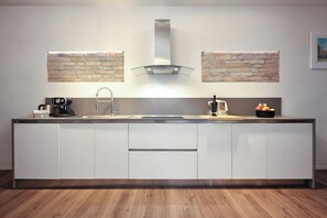 Geladeira, micro-ondas, cooktop, lava-louças