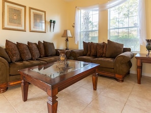 House (7 Bedrooms in Large Private Vacation ) | Living room