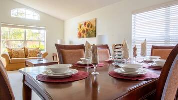 Ferienhaus (4 Bed and 3 Bath in Perfect Location ) | Eigene Küche | Kühlschrank, Kochgeschirr/Geschirr/Besteck