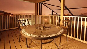 A covered outdoor area with a round table and chairs, a ceiling fan, and a view of the outdoors. - 5 Bed 722 (Davenport)
