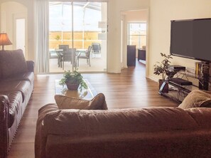 Casa (4 Bed 428) | Sala de estar | Televisión de pantalla plana 