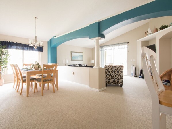 House | Living room | Flat-screen TV, DVD player