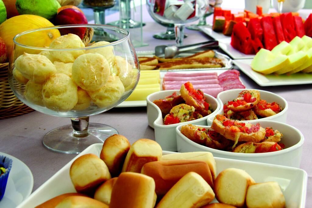 Café da manhã com buffet grátis todos os dias