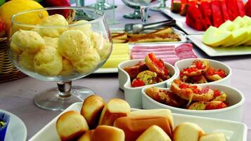 Café da manhã com buffet grátis todos os dias
