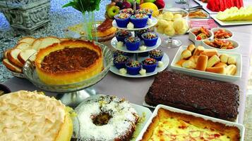 Café da manhã com buffet grátis todos os dias