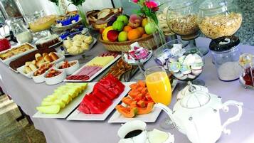 بوفيه فطور مجانًا يوميًا