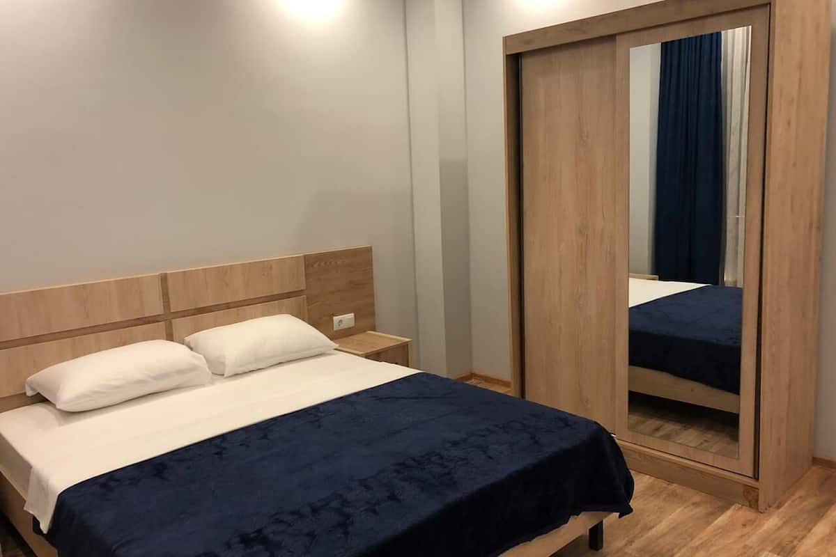Doppia Standard | Biancheria da letto di alta qualità, una scrivania, postazione laptop