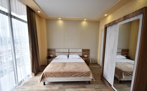 高級寢具、書桌、手提電腦工作空間、遮光窗簾/窗簾