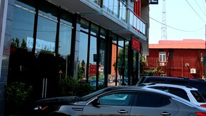 Een hotel met meerdere balkons, grote ramen en een opvallend 'HOTEL' bord.