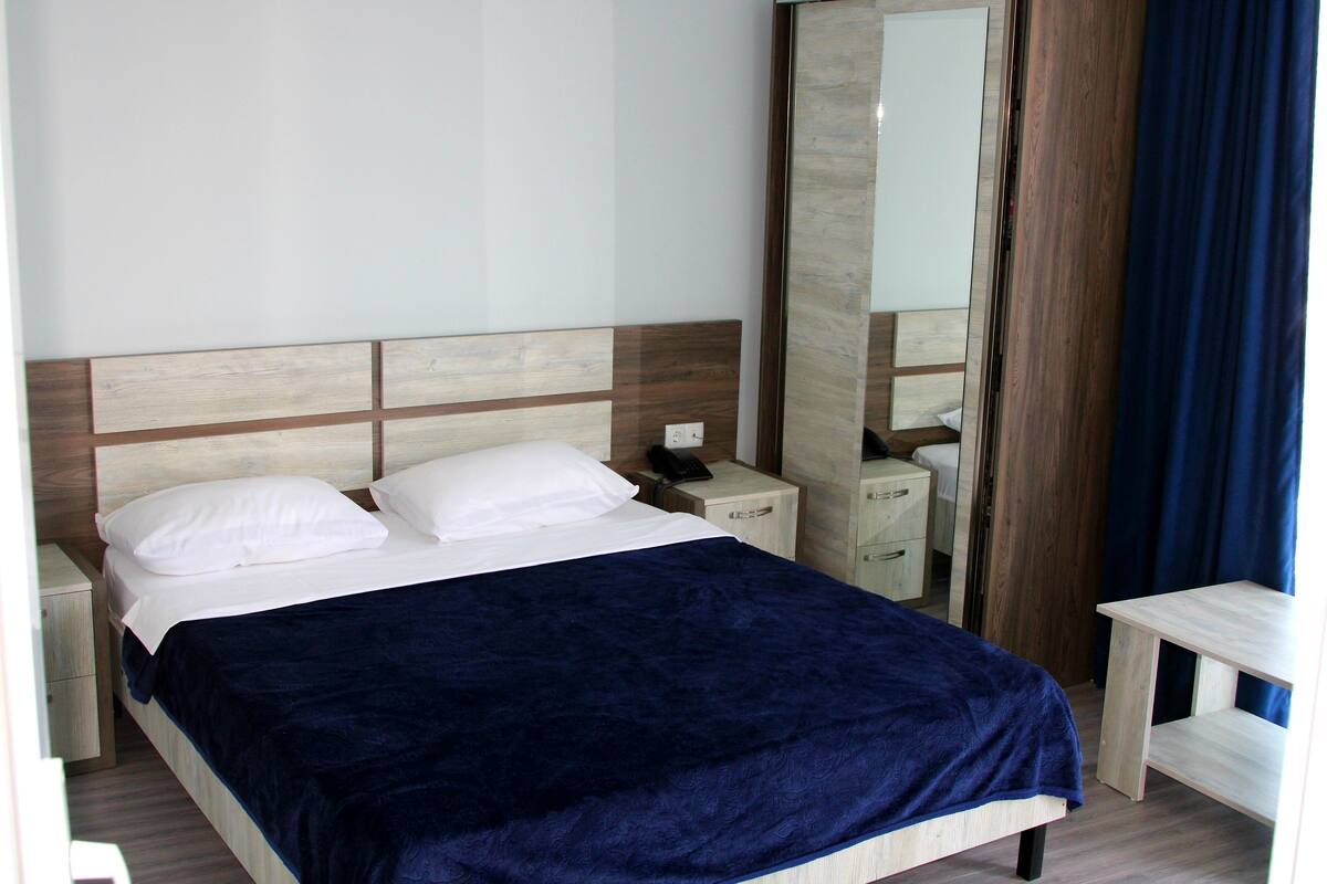 Habitación individual estándar | Ropa de cama de alta calidad y escritorio