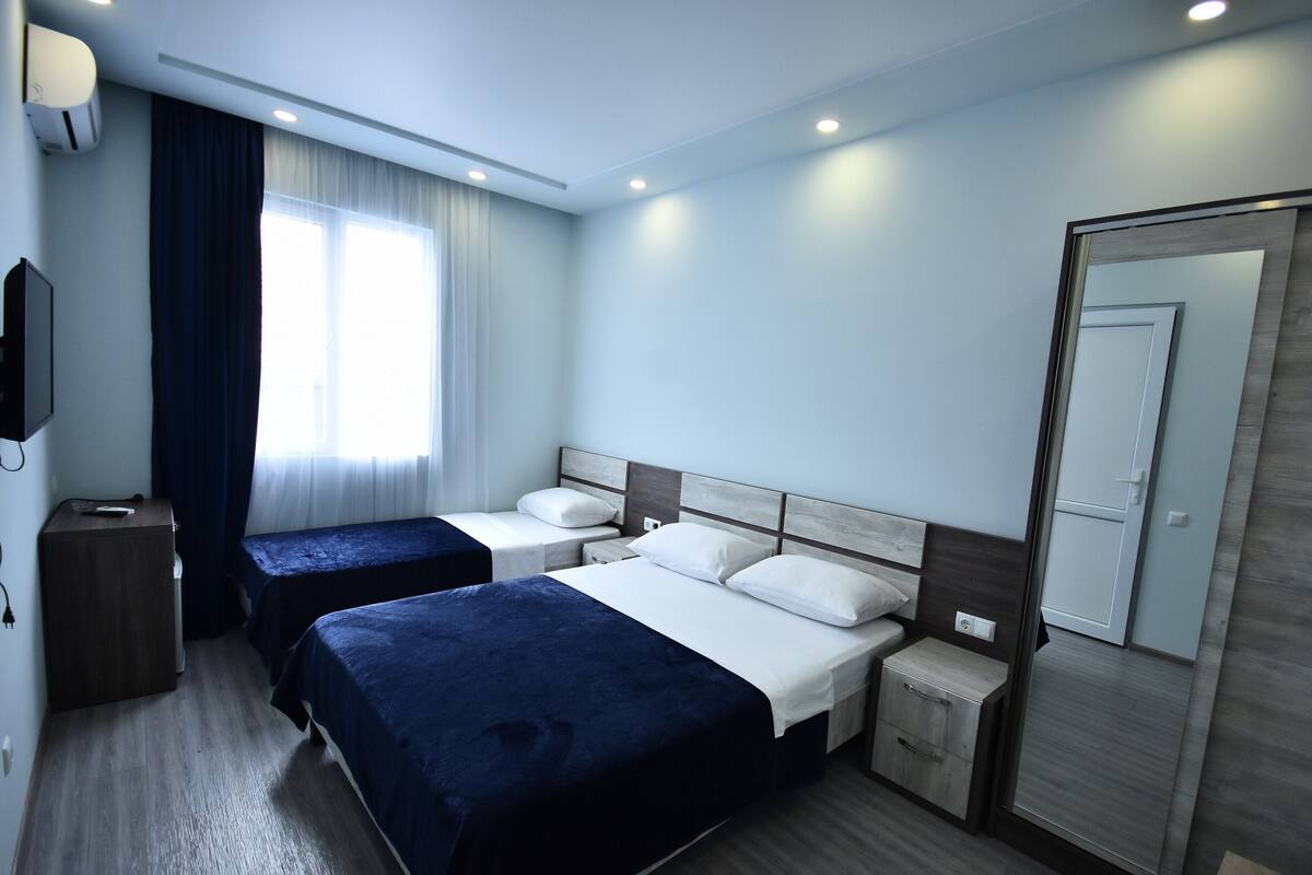 Habitación triple estándar | Ropa de cama de alta calidad y escritorio