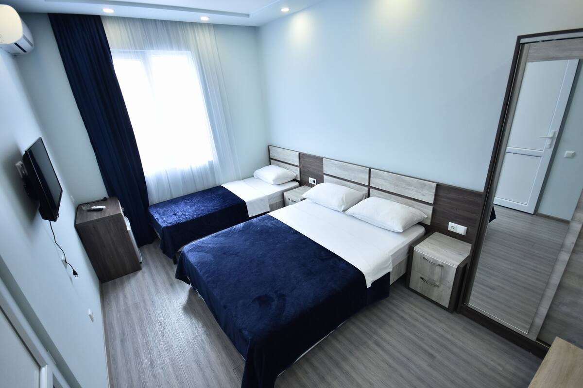 Biancheria da letto di alta qualità, una scrivania, postazione laptop