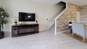 42-inch TV with cable channels - Storey Lake Resort - Wma989 (Kissimmee)