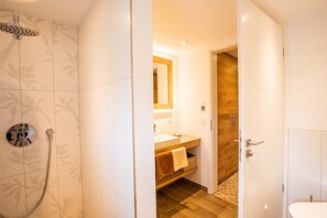 Premium Double Room, Ensuite | Bathroom - Landgasthof Hotel Sonne Röttingen (Laucheim)