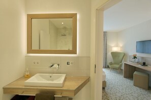 Comfort Double Room, Accessible, Ensuite | Bathroom - Landgasthof Hotel Sonne Röttingen (Laucheim)