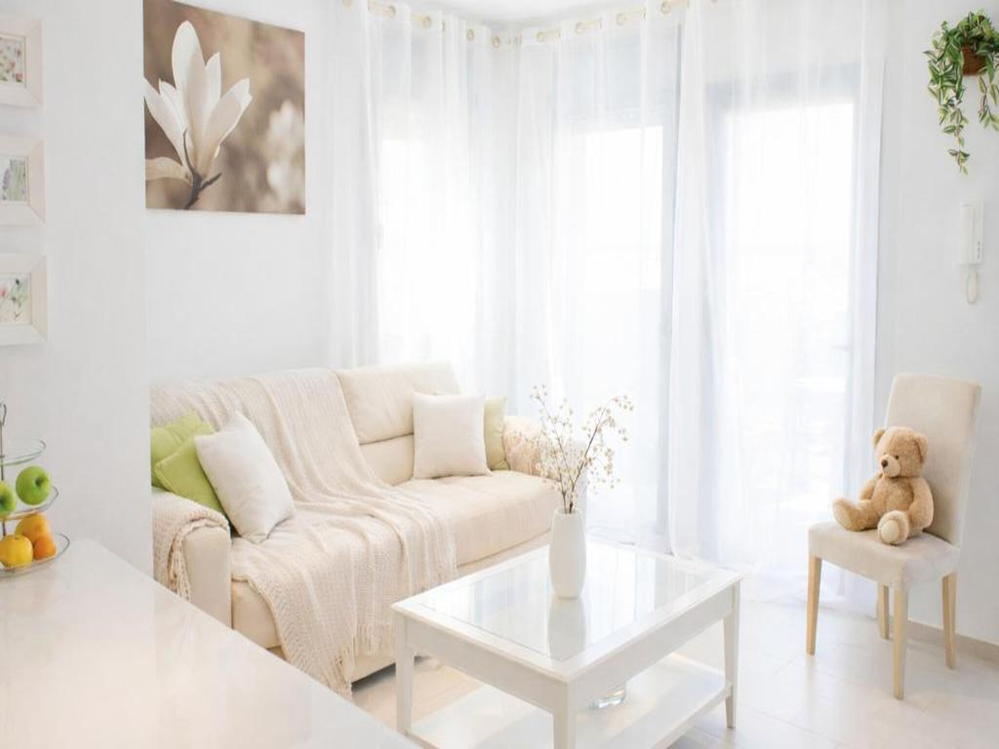 Een televisie, boeken en een stereo