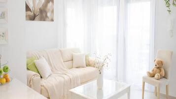 Een televisie, boeken en een stereo