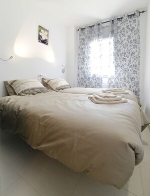 3 bedrooms, iron/ironing board, free WiFi, bed sheets - Quiet Duplex Apartment in Sitges, private parking, sea views, terrace, balcony (Sitges)