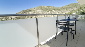 Outdoor dining - Quiet Duplex Apartment in Sitges, private parking, sea views, terrace, balcony (Sitges)