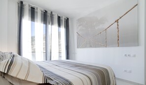 3 bedrooms, iron/ironing board, free WiFi, bed sheets - Quiet Duplex Apartment in Sitges, private parking, sea views, terrace, balcony (Sitges)