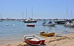 Plage à proximité, chaise longue, serviettes de plage