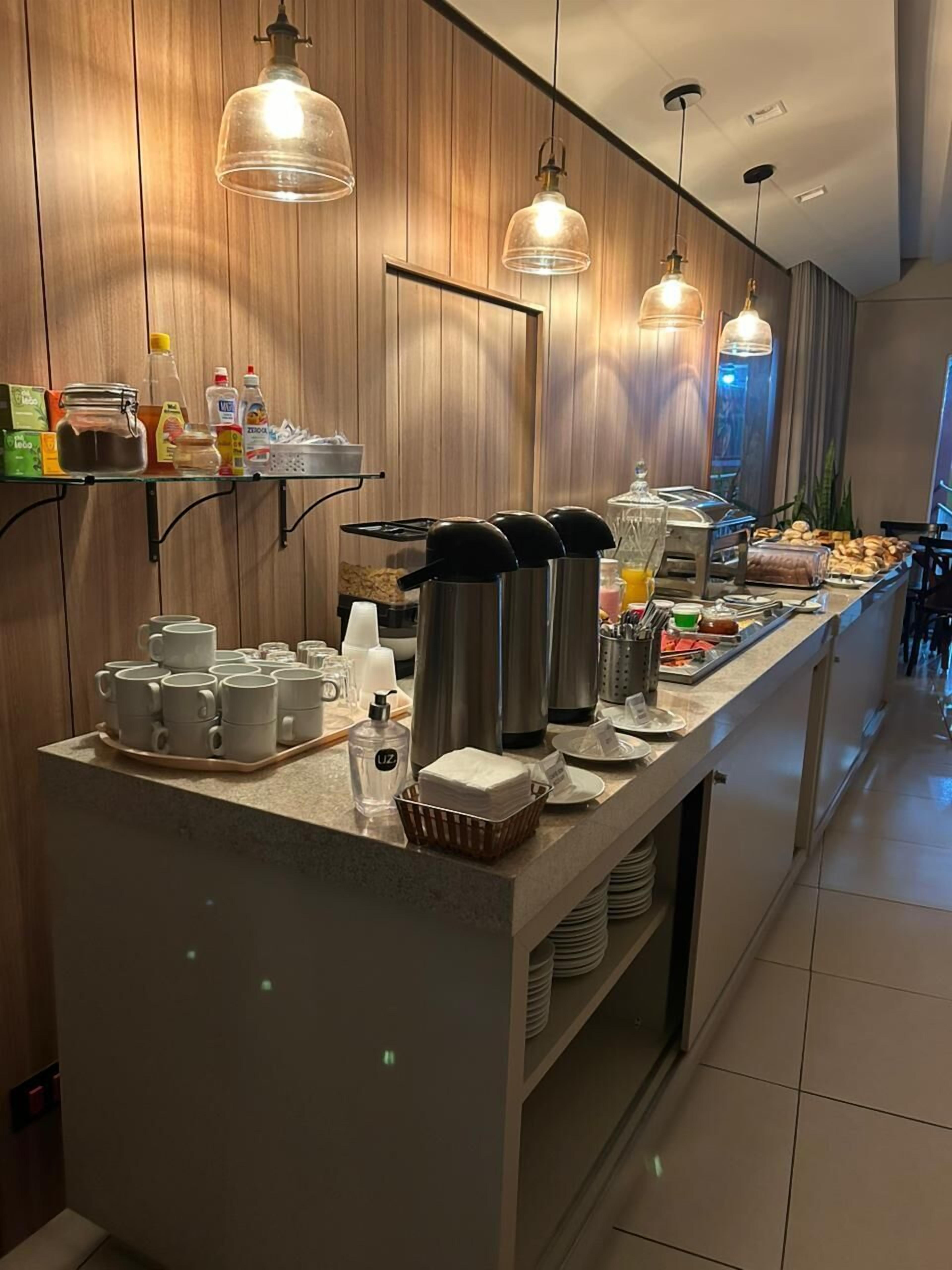Café da manhã com buffet grátis todos os dias