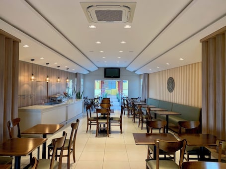Free daily buffet breakfast . Kanoa Hotel