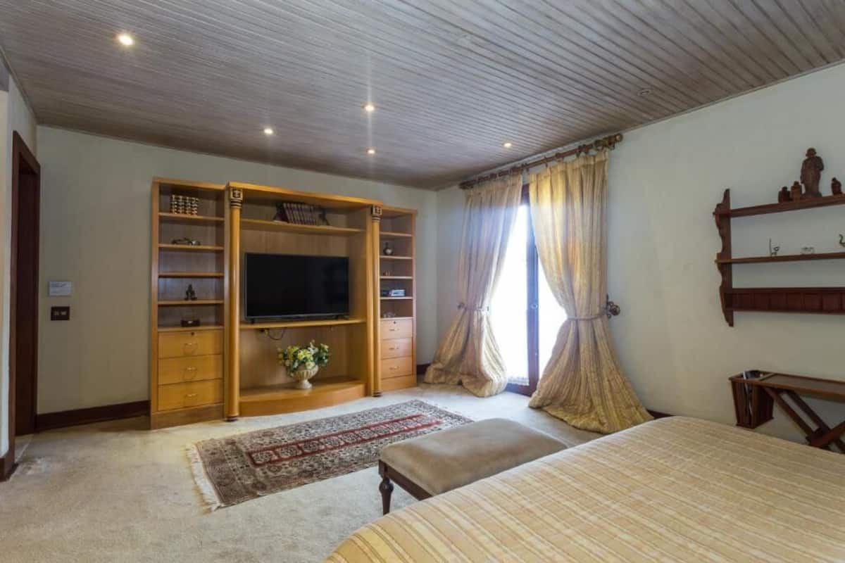 Quarto (Master) | Cortinas blackout, ferros/tábuas de passar roupa, Wi-Fi de cortesia