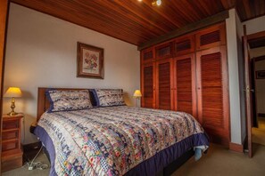 Blackout curtains, iron/ironing board, free WiFi, bed sheets - Pousada Mansão Edelweiss (Campos do Jordão)