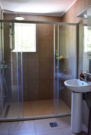 Apartemen, 2 kamar tidur | Kamar mandi | Pengering rambut, handuk, sabun, dan tisu toilet